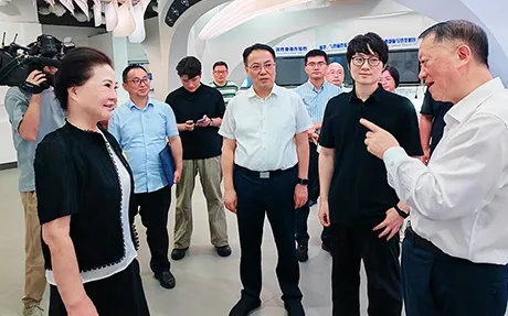 2025년 7월, 중국 정치위원회 첸 위원장이 수지아 메디컬을 방문했습니다